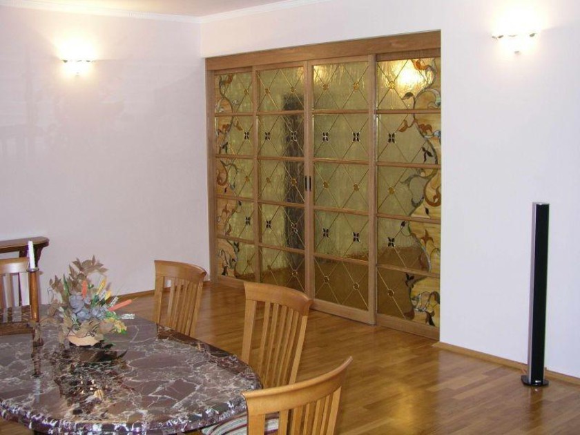 Перегородка для гостиной с цветным стеклом и декоративными вставками Череповец